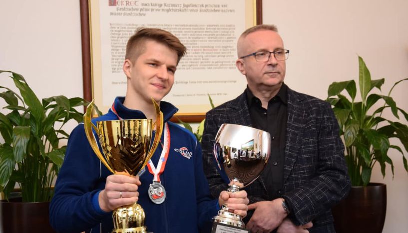 Burmistrz gratuluje i nagradza wicemistrza kraju, trener LECHII PAWEŁ idzik